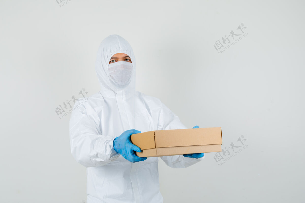 职业男医生穿着防护服拿着纸板箱医学诊所人