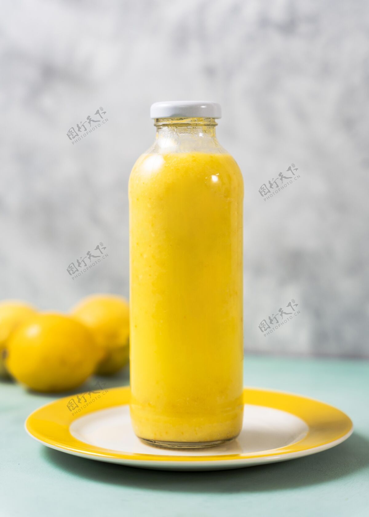 柠檬美味的柠檬汁装在盘子里新鲜美味垂直