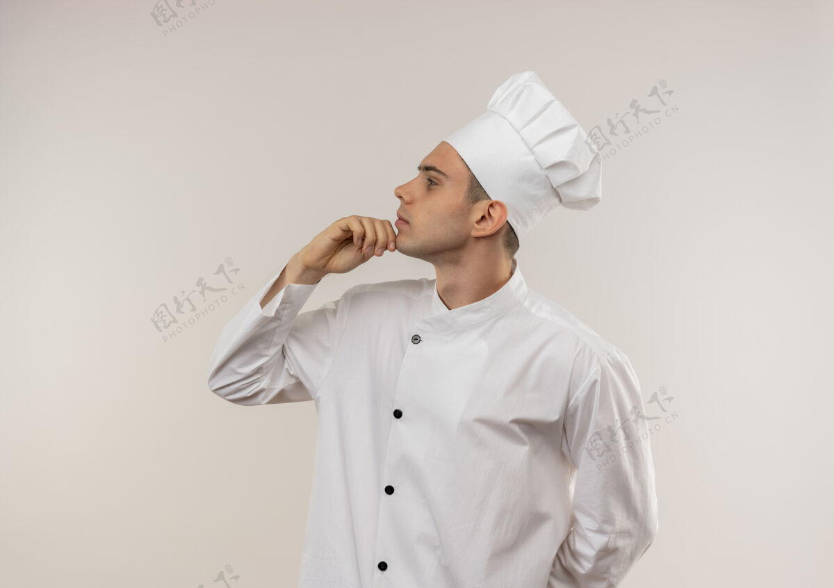 厨师站在剖面图年轻的男厨师穿着厨师制服把手放在下巴与复制空间男放厨师