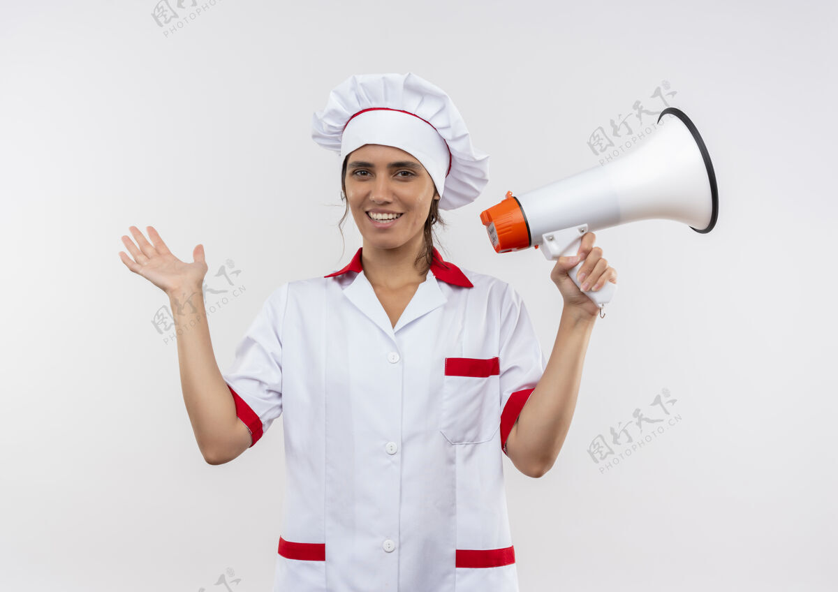 女面带微笑的年轻女厨师身穿厨师制服 手拿喇叭 手拿复印空间厨师手厨师