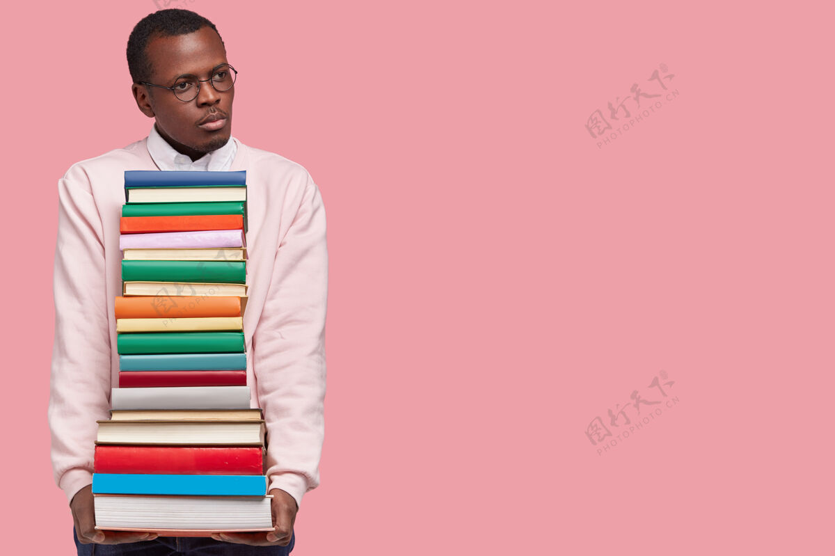人沉思的黑人青年形象戴着眼镜和毛衣 背着课本空白书籍个人