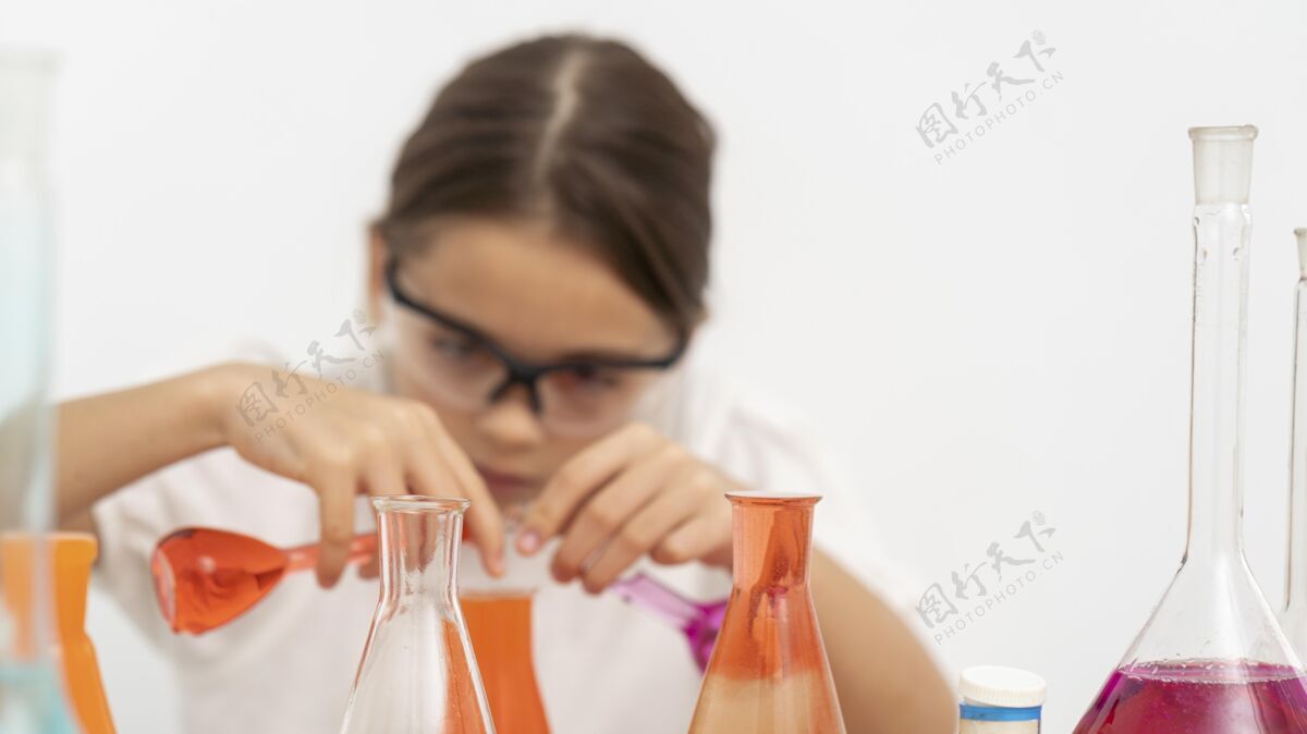 知识戴着安全眼镜做化学实验的女孩学校乐趣化学