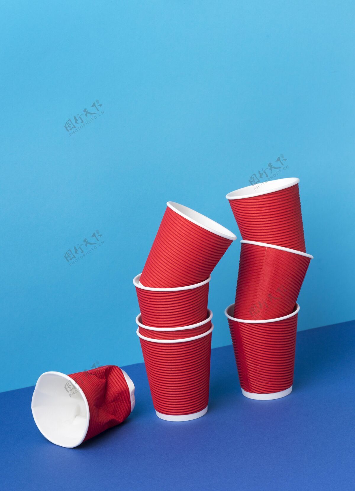 环保在桌子上收集塑料杯杯子一次性复制