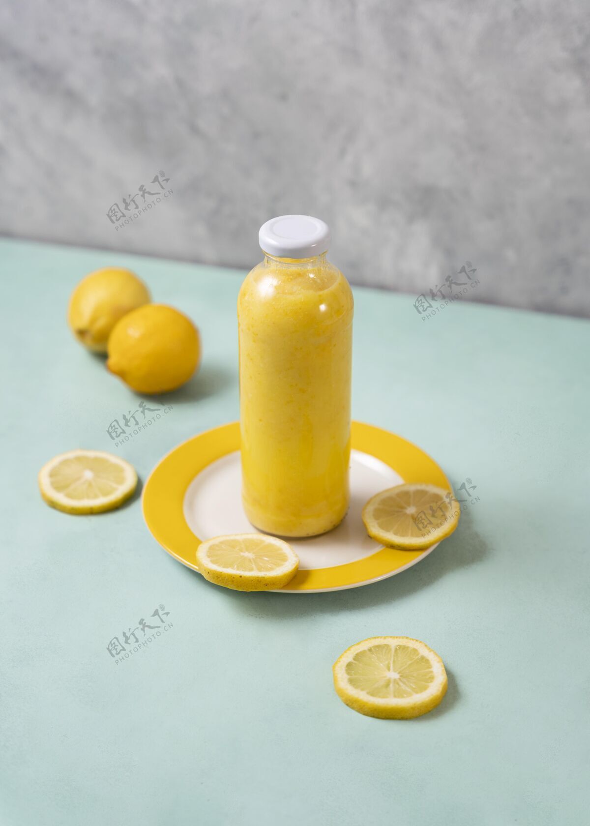 美味美味的柠檬汁在瓶子里柠檬营养提神