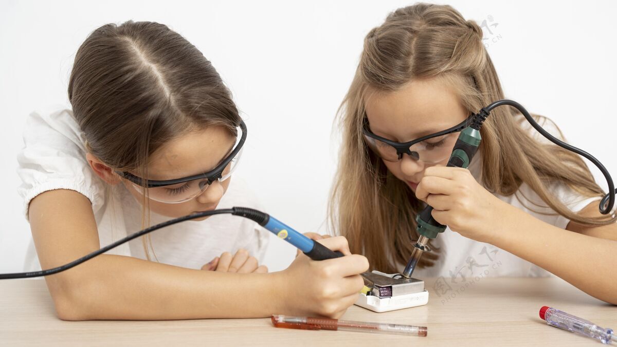 孩子戴着防护眼镜的女孩在做科学实验眼镜水平分析