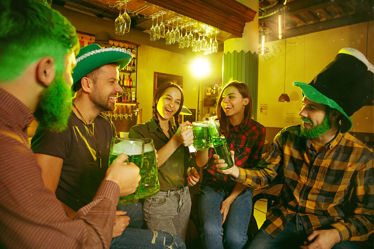 情绪圣帕特里克节聚会快乐的朋友们正在庆祝和喝绿色啤酒会议传统胡须