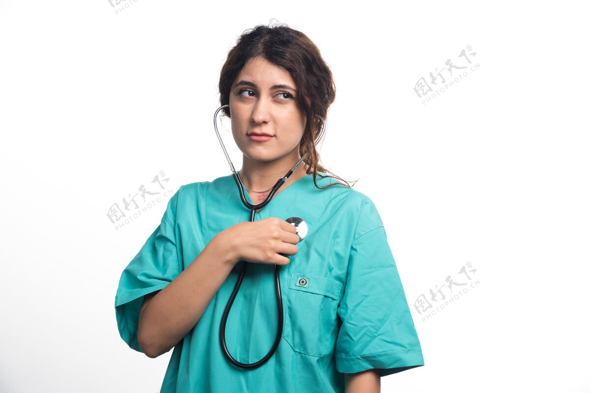护士女医生在白色背景上使用听诊器高质量的照片设备检查听力