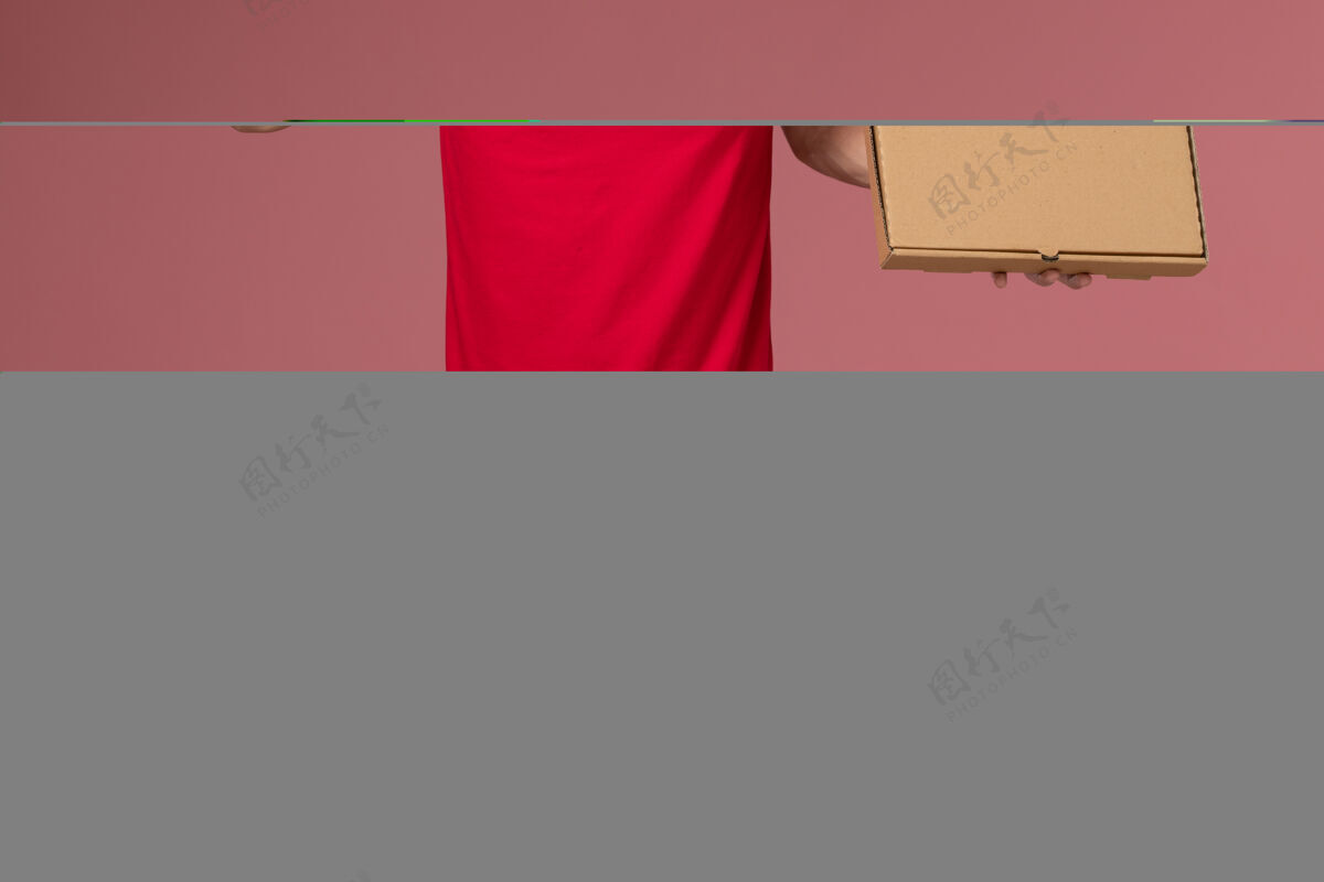服务正面图：身穿红色衬衫和披风的男性快递员在粉色墙上拿着快递食品盒和记事本盒子粉色男