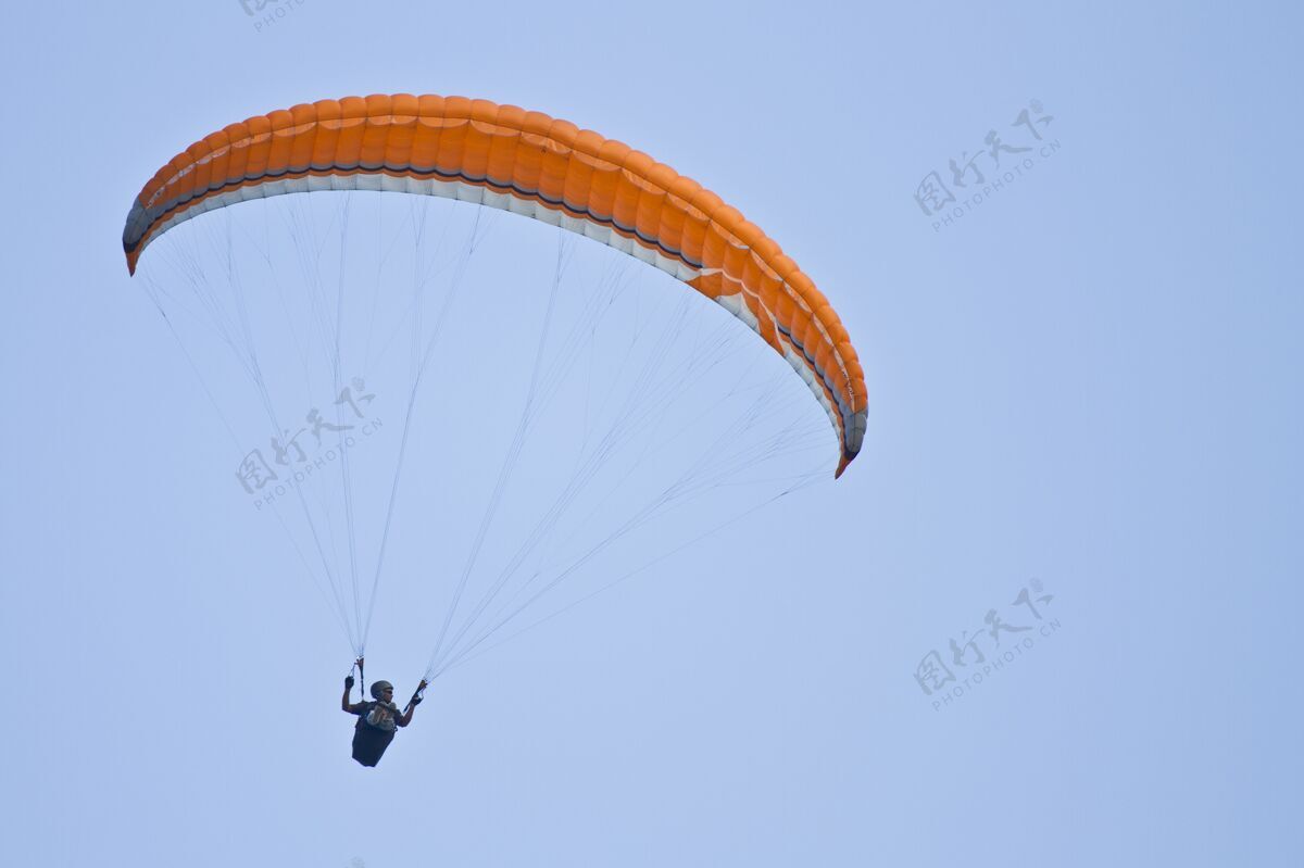 海滩人类在蓝天上滑翔伞的惊人镜头速度橙色冲浪