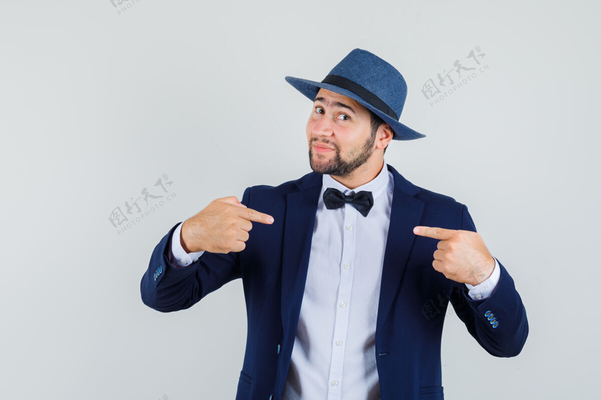 成年人年轻人指着自己 穿着西装 戴着帽子 看上去很帅 前视图男人休闲时尚
