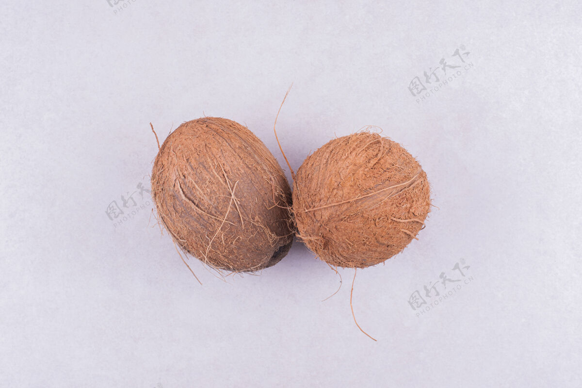 美味两个椰子隔离在白色的表面上有机椰子芳香