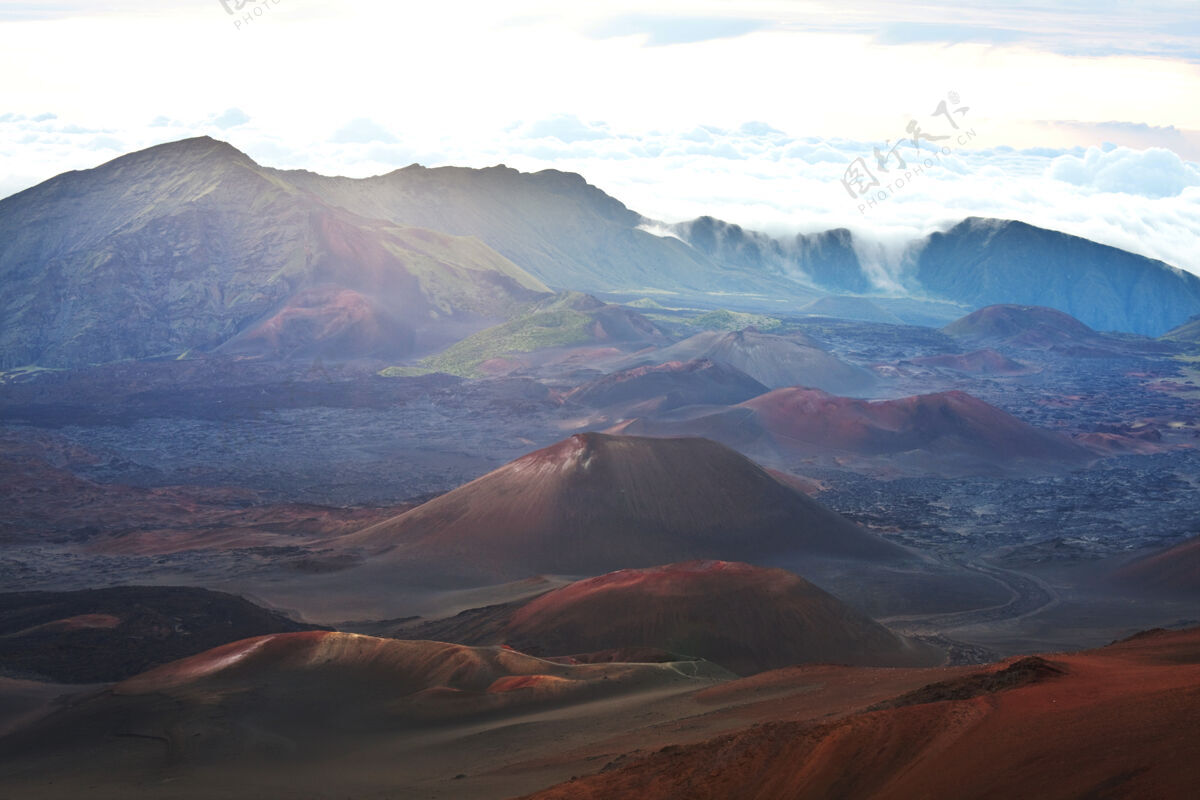 寒冷夏威夷毛伊岛哈雷卡拉火山美丽的日出景色和平火山熔岩