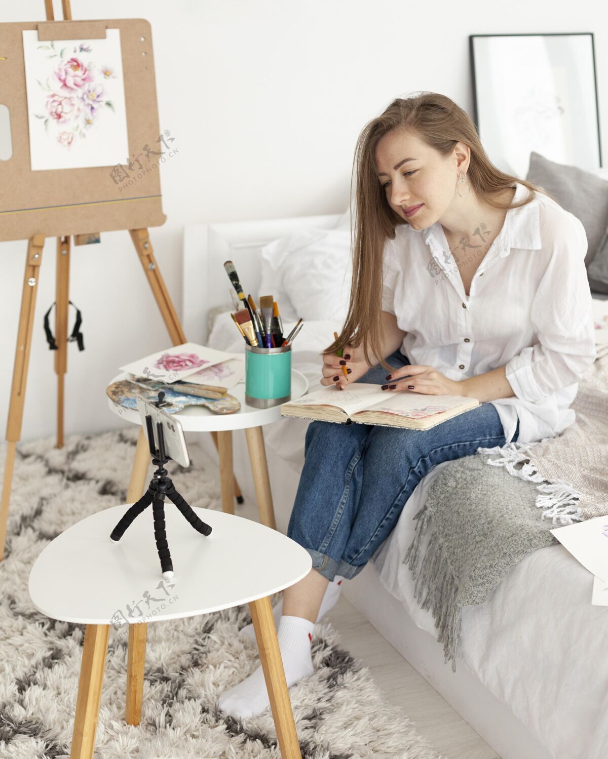 设备用手机做绘画教程的女人影响者虚拟博客女性