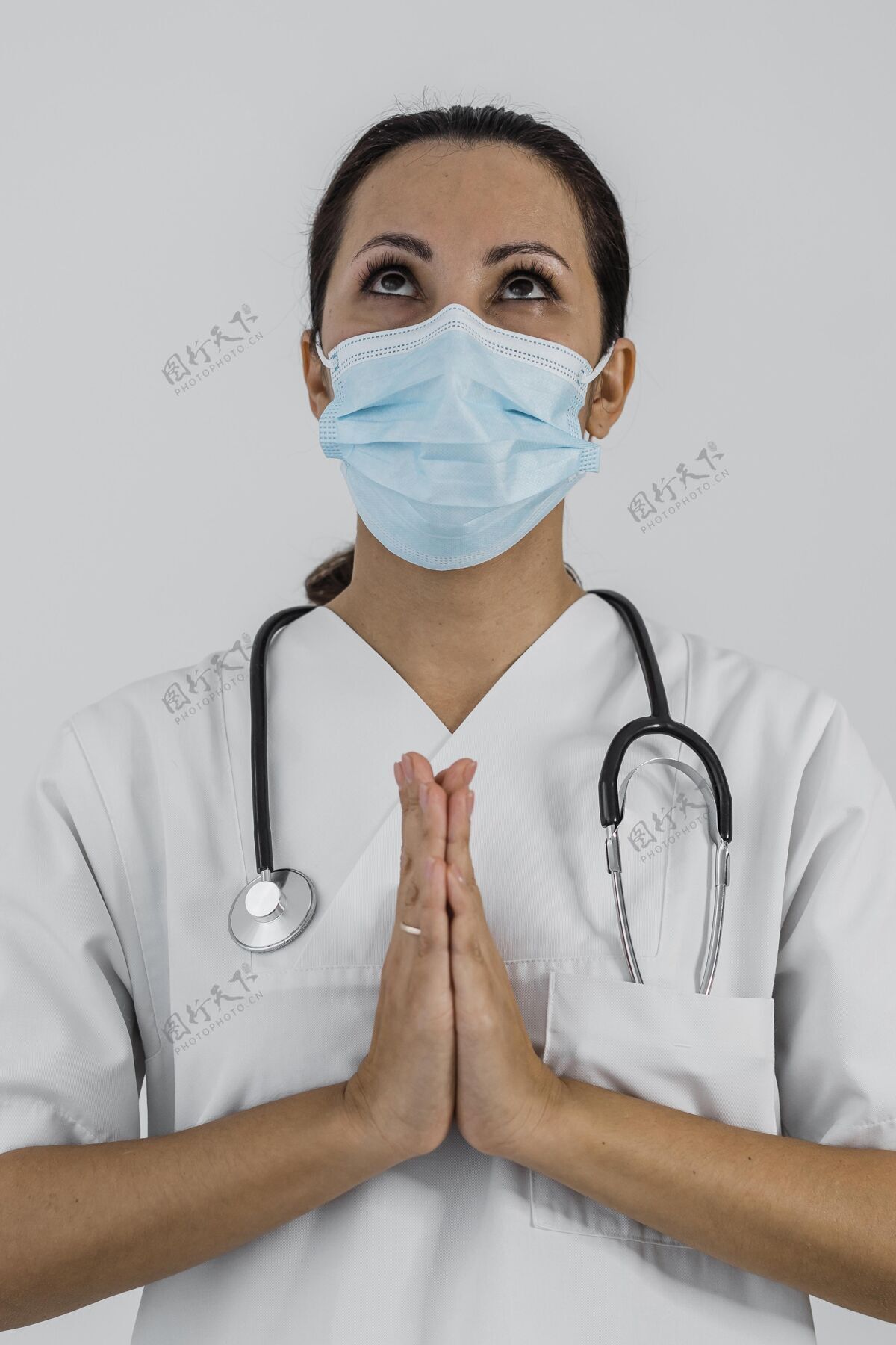 医生女医生祈祷前视图信条宗教虔诚